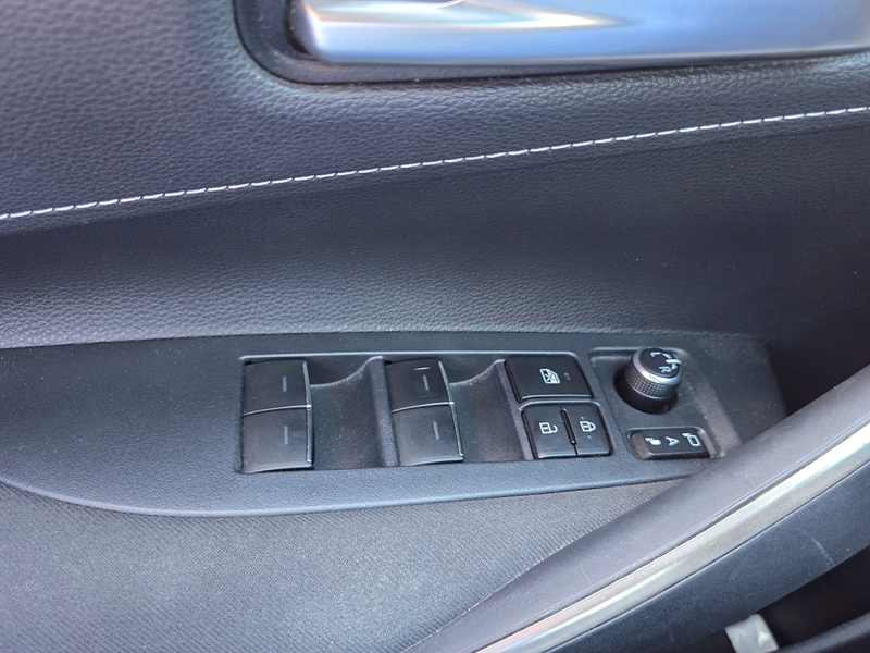 Photo 10 - Toyota Corolla